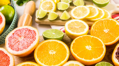 柑橘含有丰富的纤维元素，促进吸收，具有美白、去皱，淡化黑眼圈。