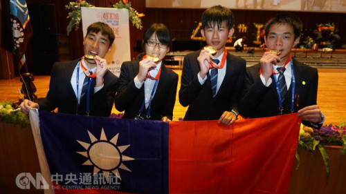 在泰國佛統省瑪希敦大學舉行的第49屆國際化學奧林匹亞競賽14日閉幕頒獎，臺灣代表隊在76國代表隊中獲得4面金牌佳績。