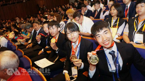 在泰國佛統省瑪希敦大學舉行的第49屆國際化學奧林匹亞競賽，臺灣代表隊在76國家中榮獲4面金牌的全壘打佳績。