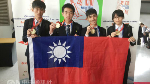 臺灣學子參加2017國際化學奧林匹亞競賽傳回捷報，4名代表全數奪金，國際排名第1，其中還有1名選手、臺中一中學生葉遠蓁（右）個人排名世界第2。（教育部提供）