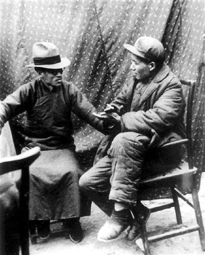 1938年，梁漱溟和毛泽东在延安。