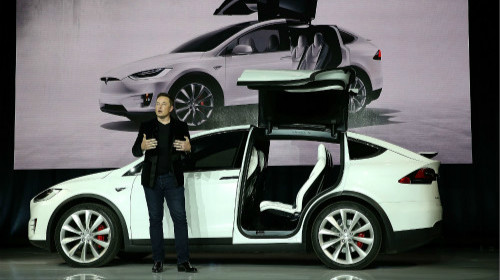 特斯拉掌门人马斯克在发布会上介绍新款Model X SUV电动车