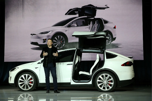 2016年，特斯拉掌門人馬斯克和他的新款Model X SUV亮相