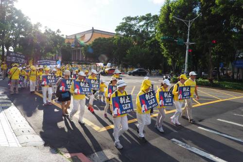 台湾法轮功学员今次的游行队伍十分浩大，令人震撼。