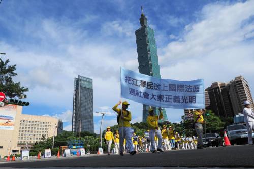 臺灣法輪功學員今次的遊行隊伍十分浩大，令人震撼。