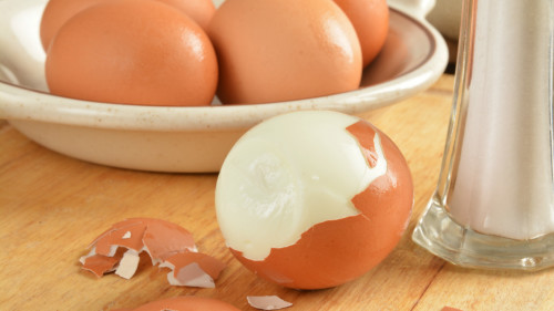 鸡蛋减肥是指三餐都以蛋为主食，搭配青菜、水果、面包、咖啡饮料，是一种科学的减肥方式。
