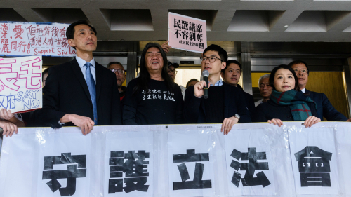 香港高院日前裁決撤銷梁國雄、羅冠聰、劉小麗及姚松炎的議員資格，圖為四人2017年3月1日在高院抗議的場面。 
