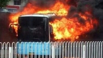 “两声爆炸”南昌巴士突起火视频/图