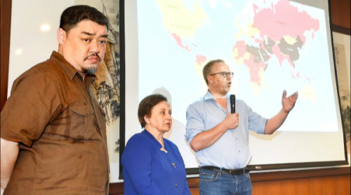 “无国界记者组织”台北亚洲行政中心7月18日举行成立发布会，秘书长德洛瓦（右）、诺贝尔和平奖得主伊巴迪、无国界记者组织荣誉董事吾尔开希出席说明。