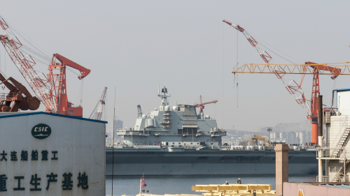 辽宁（CV-16）在大连造船厂翻新期间 