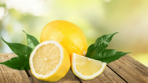 沖泡檸檬水需要選取新鮮的檸檬。