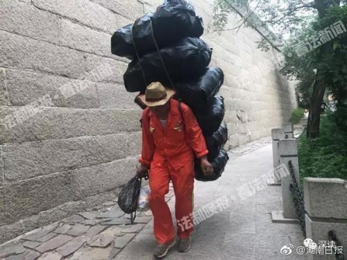 中国游客不文明长城清洁工背百公斤垃圾下山