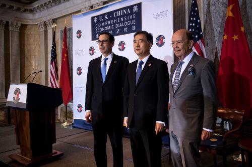 美中首輪全面經濟對話7月19日在華盛頓舉行，圖為美國財長努欽、中國國務院副總理汪洋、美商務部長羅斯（由左至右）