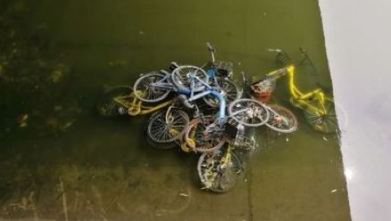 被扔进河道的共享自行车