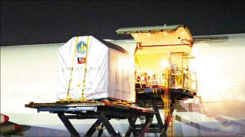 台湾首颗自主研发遥测卫星“福卫5号”19日10点40分送上华航班机，启程赴美。