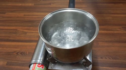3、取一空鍋，放入清水，沸騰後，放入一湯匙的油，再放一茶匙的鹽。