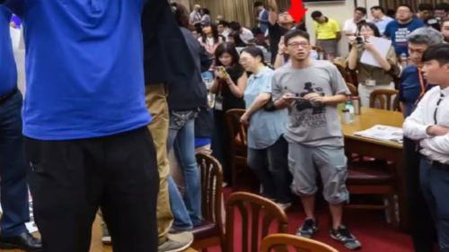 國民黨立委日前在臺立院大打水球大戰，一名灰衣男子(如圖紅色箭頭標識）被媒體拍到加入藍委丟擲水球行列。