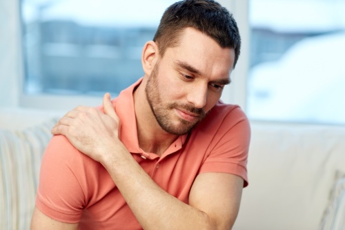 右肩酸痛可能是肝癌的症狀，不可輕忽。