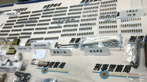 台湾警方7月26日查获一间地下兵工厂，并搜获大批改造冲锋枪跟子弹。