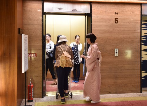 华人在日本乘电梯：“震惊大大滴！”