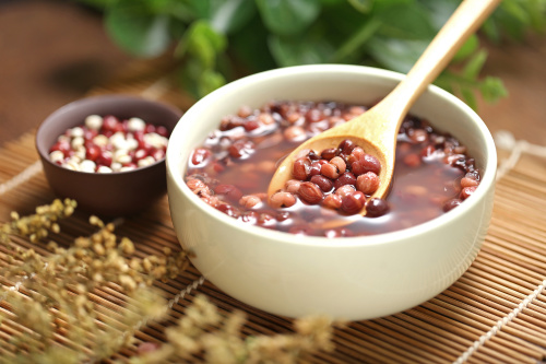 盛夏应多吃薏米红豆，红豆能清热祛湿消暑。