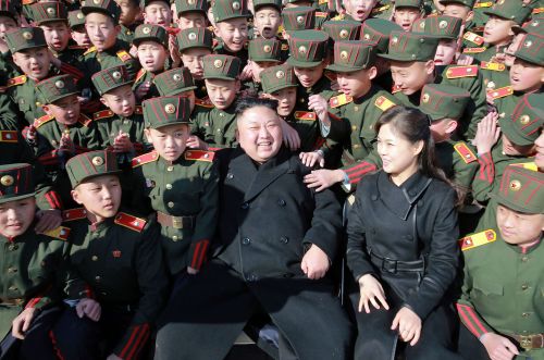 朝鲜最高领导人金正恩（中）與妻子李雪主。