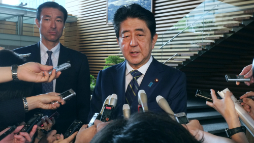 日本首相安倍晋三7月2日在京都议会选举中大败，7月3日他抵达官邸后接受媒体采访。（图片来源：Getty images)