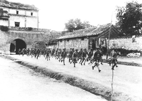 宛平縣守軍出動，國軍士兵跑出宛平城奔向戰鬥崗位。