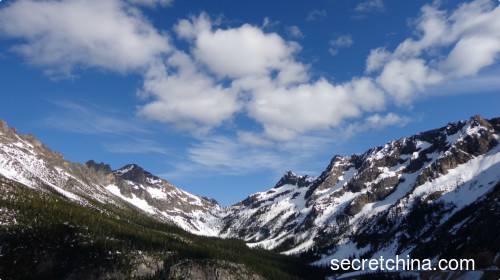 美国北瀑布国立公园的白云与雪山。