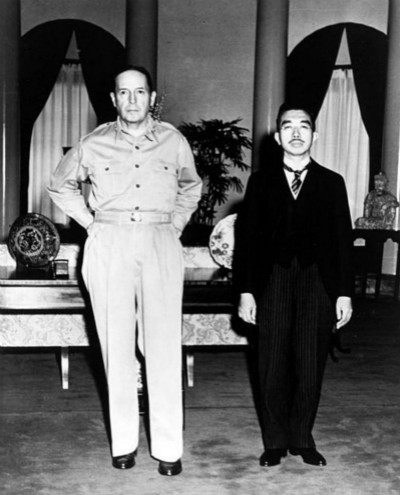 麦克阿瑟（左）和日本天皇合影。