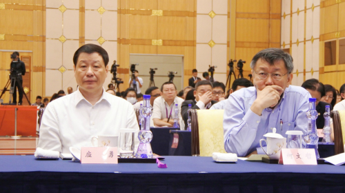 「雙城論壇」7月2日在上海市開幕，上海市市長應勇（左）與臺北市長柯文哲（右）先後致辭。（圖片來源：中央通訊社） 