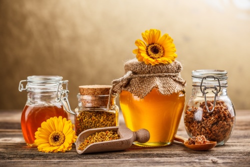 蜂蜜对排毒养颜有显著的功效。
