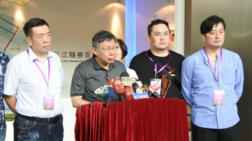 台北市长柯文哲（左2）3日在上海参观长江隧桥管控中心后接受媒体采访 
