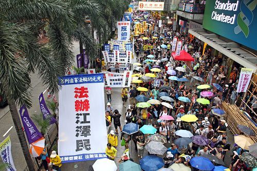 法轮功学员在香港七一游行队伍中