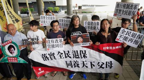 香港民间团体在立法会外抗议，要求落实“全民退休保障”