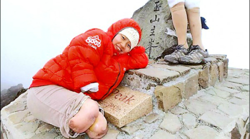 台湾残疾女孩郭韦齐戴着假肢登上了玉山 