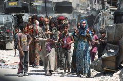 無人性ISIS女恐怖份子用親生子女當人盾(圖)