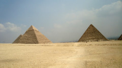 中國女孩獨遊金字塔變「火星人」引熱議(圖)