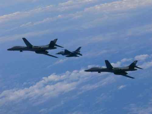 兩架美軍B-1B槍騎兵戰略轟炸機從關島基地起飛，執行10小時軍事演習任務。