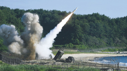 美、韓舉行聯合軍事演習，並發射殺傷力強大的陸軍戰術導彈系統(ATACMS)飛彈。
