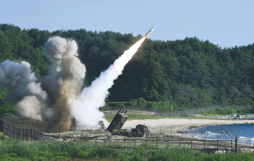 美、韓舉行聯合軍事演習，併發射殺傷力強大的陸軍戰術導彈系統(ATACMS)飛彈