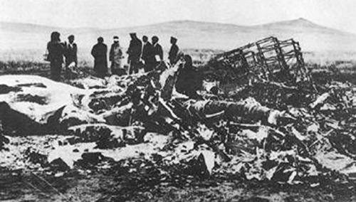 1971年9月13日，林彪连同妻儿机毁人亡,身败名裂