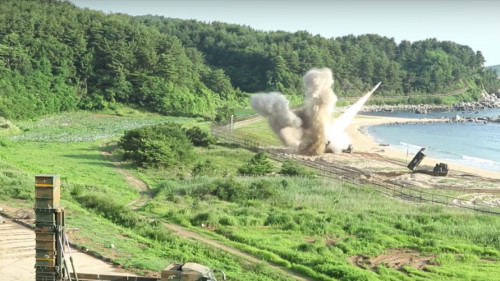 朝鮮成功試射洲際彈道飛彈ICBM後，美軍與南韓國防部飛彈部隊在南韓東海岸，針對反擊彈道飛彈實施聯合軍事演習。