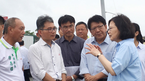 总统蔡英文（右）31日下午到屏东淹水灾区勘灾，与屏 东县长潘孟安（右2）及水利署长赖建信（左2）等人讨 论治水问题。