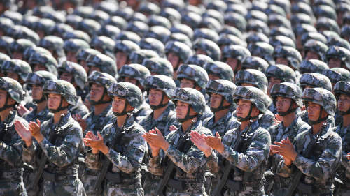 2017年7月30日，習近平在內蒙古北部的朱日和訓練基地舉行閱兵式。