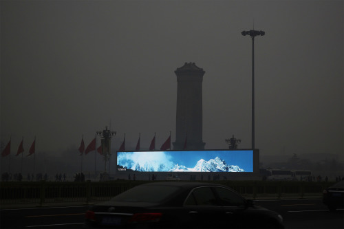 雾霾中的天安门广场。