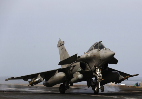 2015年2月25日，一架法国战斗机从“戴高乐号”航母上弹射而起。