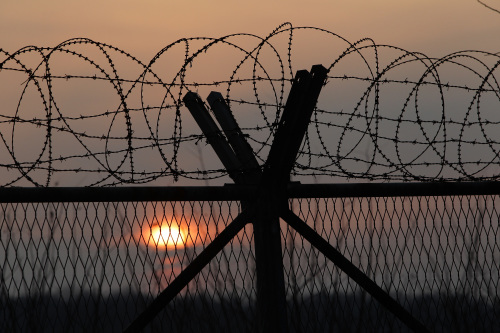 2016年1月6日，韩国坡州隔离韩朝非军事区（DMZ）附近的一个军事检查点铁丝网
