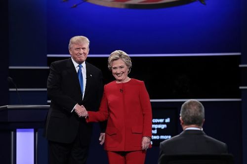 圖為2016年9月26日，美國總統大選第一場總統辯論會開始前，兩黨總統候選人川普（左）和希拉里（右）先握手致意。（圖片來源：Drew Angerer/Getty Images）