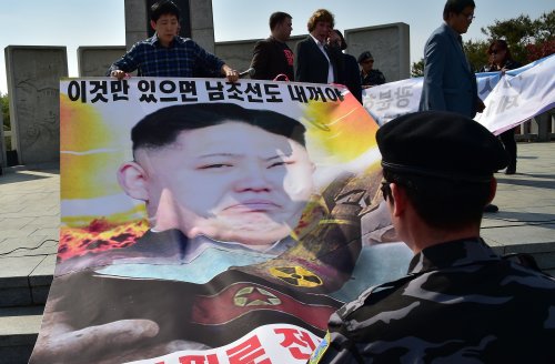 2016年4月29日，攜帶展示有朝鮮領導人金正恩畫像橫幅的前朝鮮脫北者在發放反朝鮮氣球活動之前的新聞發布會上。（圖片來源：Getty Images）